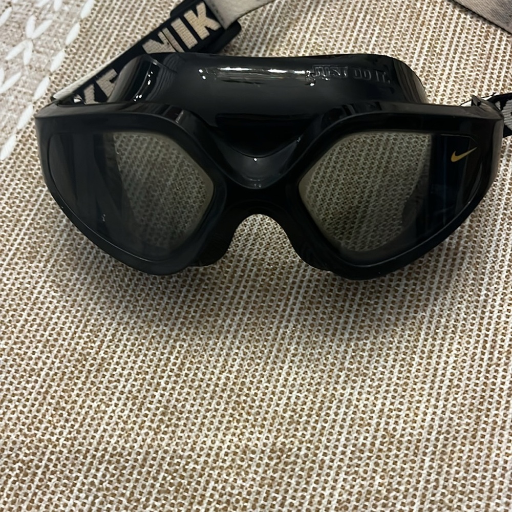 NIKE expanse swim Goggle easy to adjust